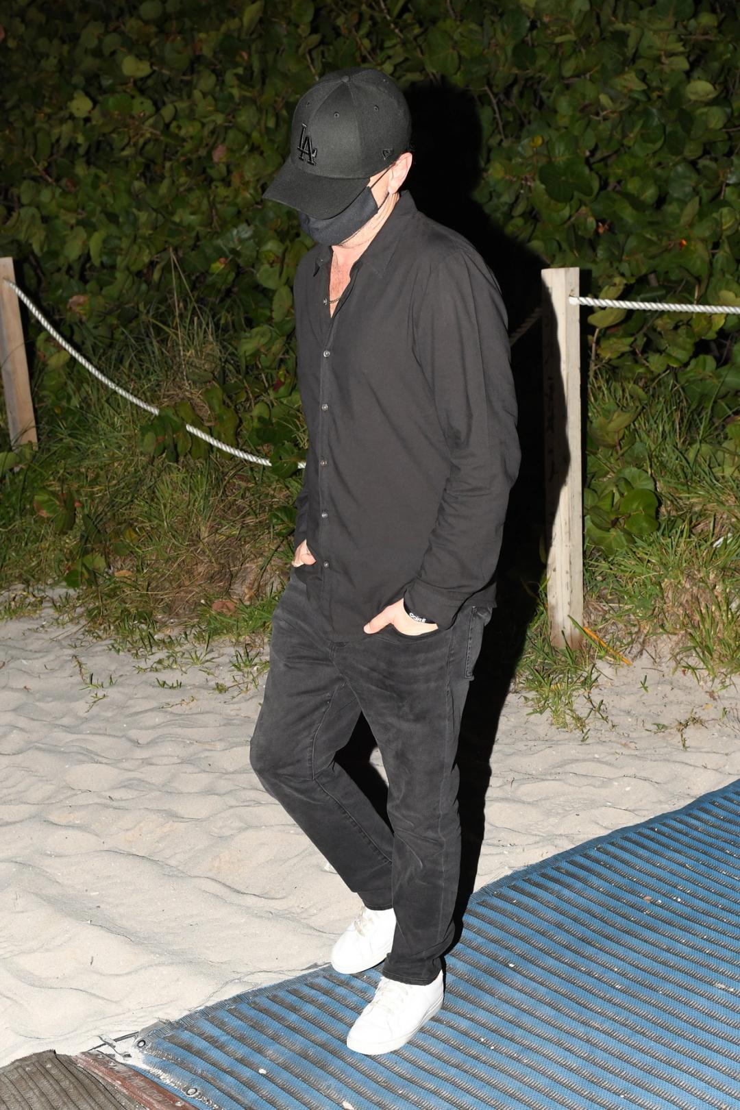 小李子办游艇派对女友庆生,小李子和朋友一起在游艇度假