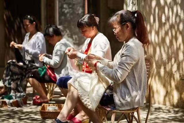 80后广东小伙，回村织毛衣，年入500万，一件毛衣卖8990元，凭啥