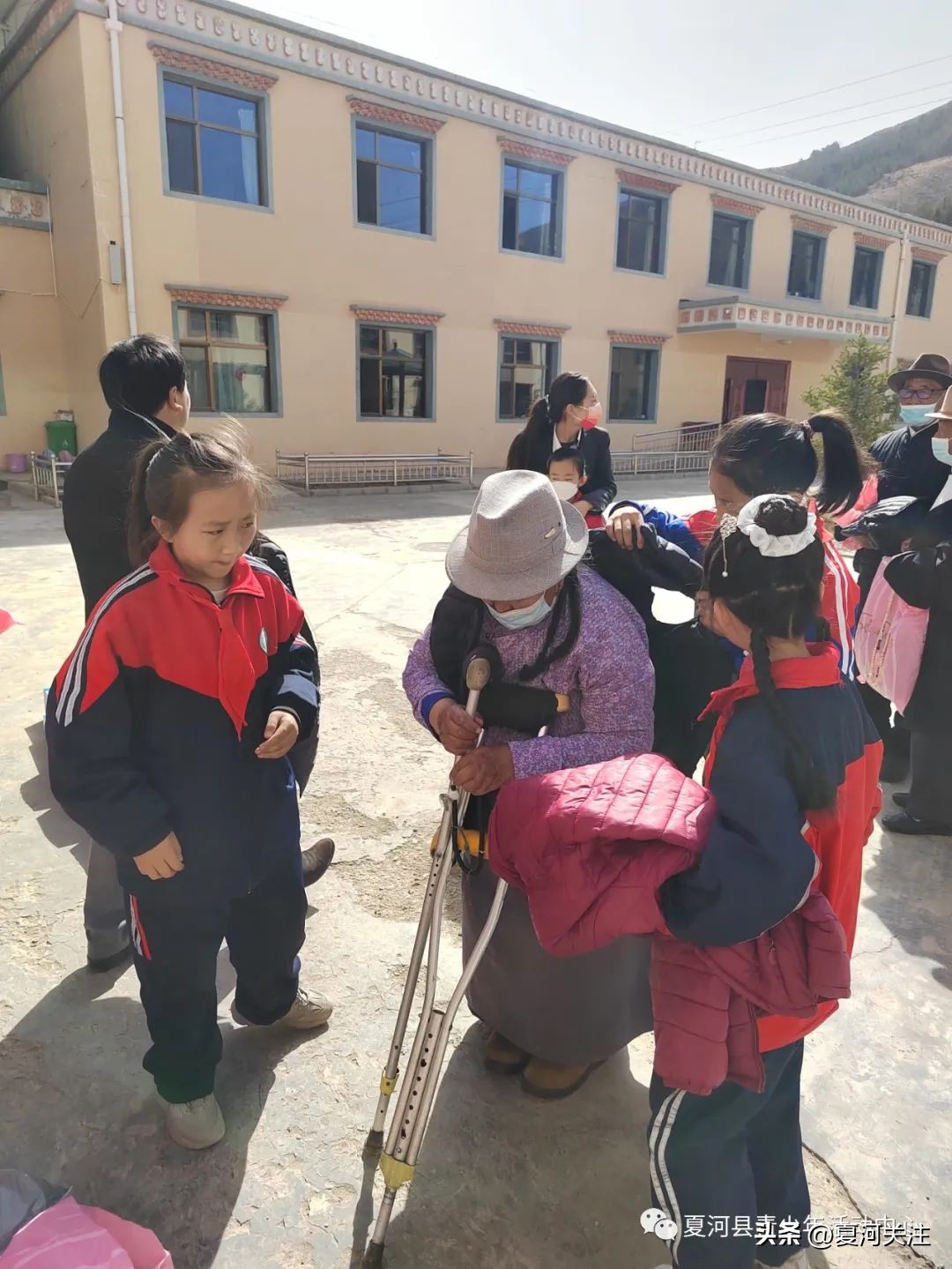 倡孝扬善敬老爱老志愿服务项目,助残爱心义卖传递爱与感恩