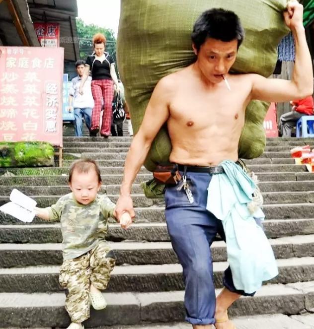 时隔23年这张父子合影令人泪目,父子合影九年前对比照片