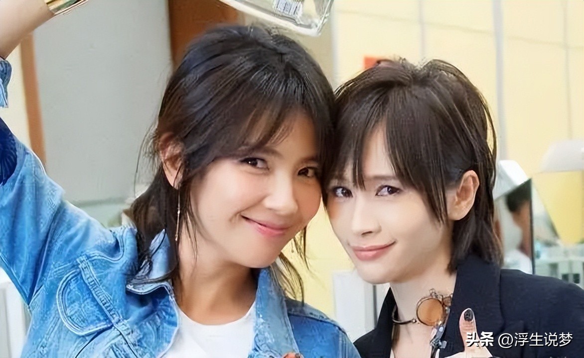 助理伺候明星跪下打伞,助理跪下伺候明星洗脚穿鞋