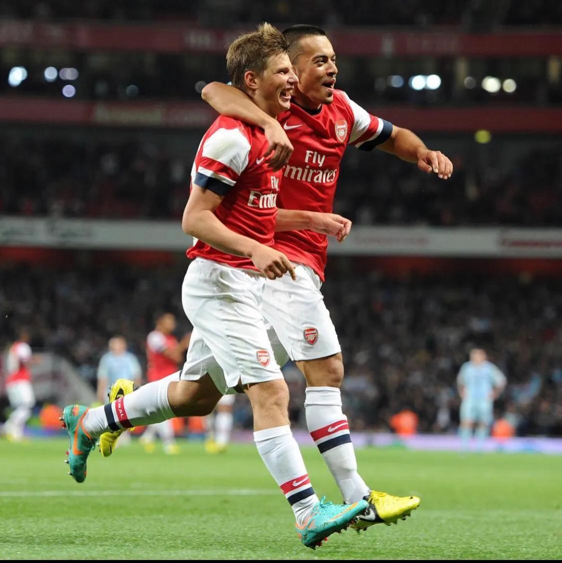 他是英冠队长+核心，归化后却在国足得不到机会，出场机会寥寥…