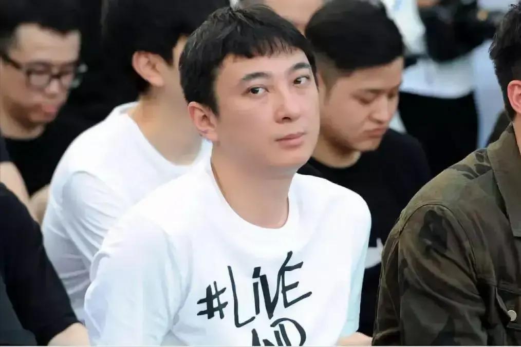 王思聪疑借好友900多万手表炫富，身边女伴颜值普通，身份惹热议