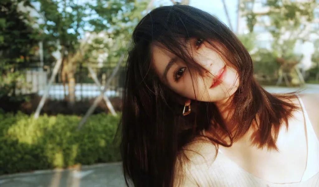 邢菲一袭白裙清新甜美,邢菲可爱少女照片