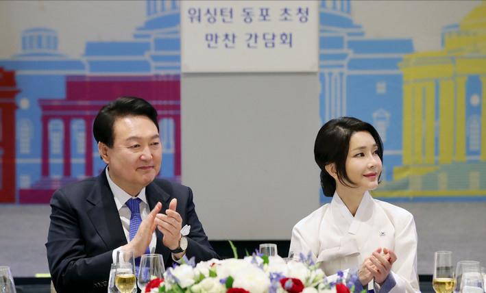 韩国第一夫人出访美国韩服造型惊艳外媒！在晚宴上惊艳众人，太牛