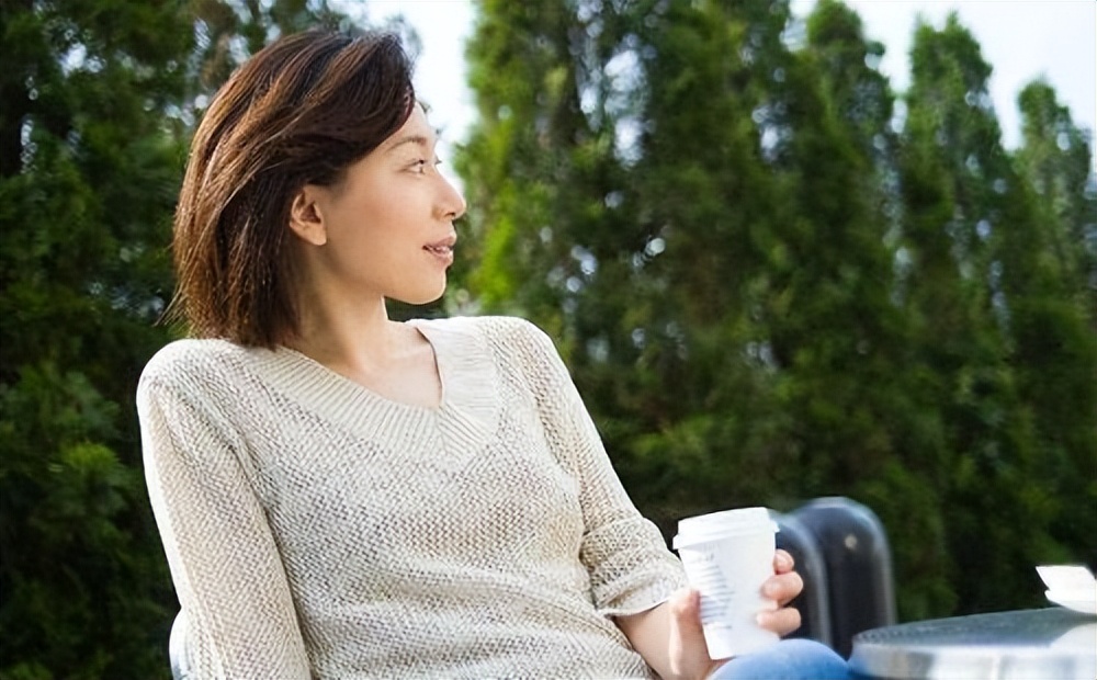 为什么头发上总是有卷卷的毛,头发是卷的眉毛是直的