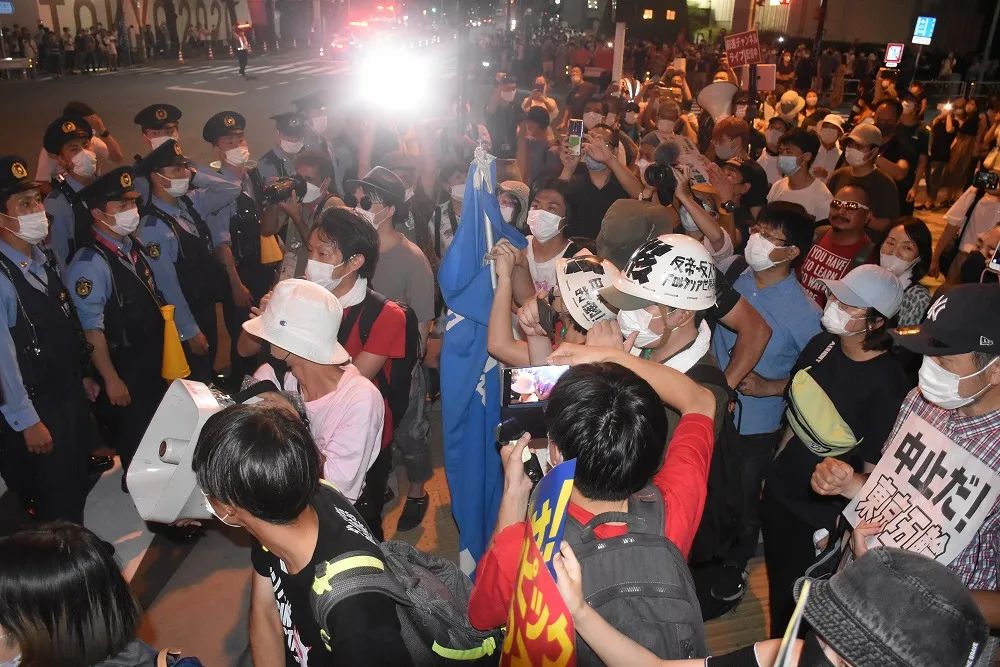 *鱼岛钓**属于中国!这群戴白头盔的日本人,为何会喊出这种口号?