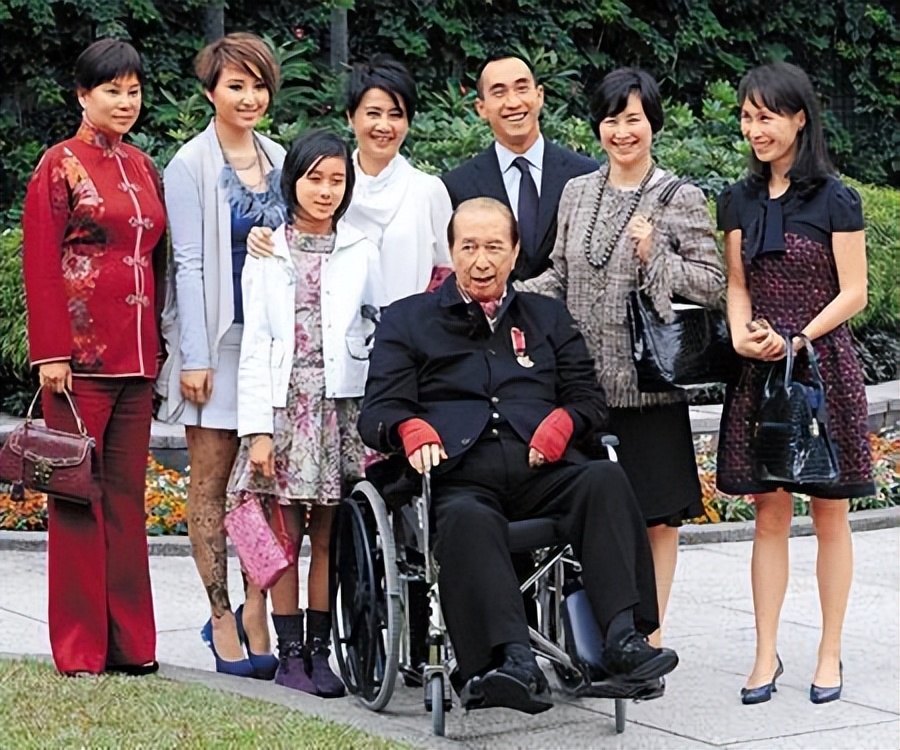 窦骁照顾何超莲,窦骁何超莲三房四房穿搭