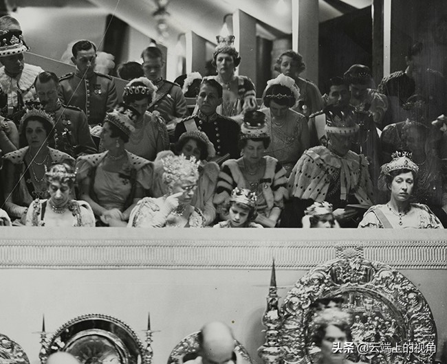 英国世代相传的登基皇冠只有一顶,王室如何做到男女通用的?