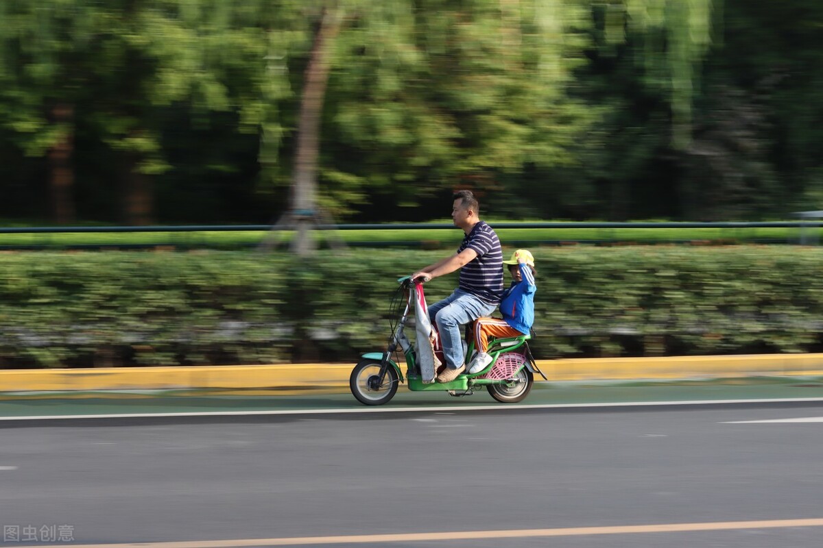 双职工回家收拾家务带娃的文案,双职工家庭没人带娃怎么办呀