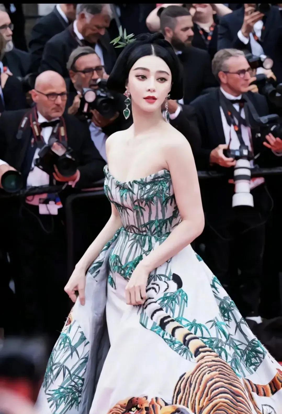 范爷戛纳红毯照,范爷戛纳穿龙袍