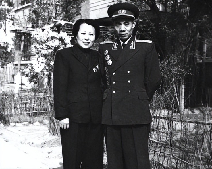 开国中将吴信泉8个儿子、4个女儿，周总理笑道：你们家是航空母舰