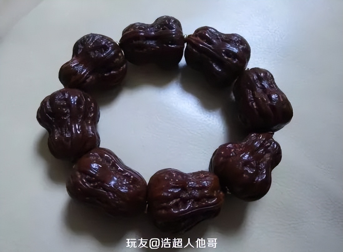 小核桃手串盘了一年,小核桃手串盘起来很油