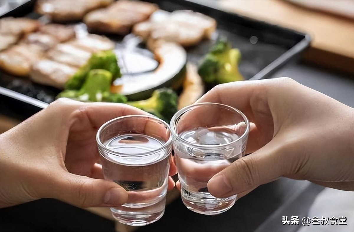 喝完酒后非常口渴是勾兑酒吗,喝完酒后口干舌燥还感觉饿