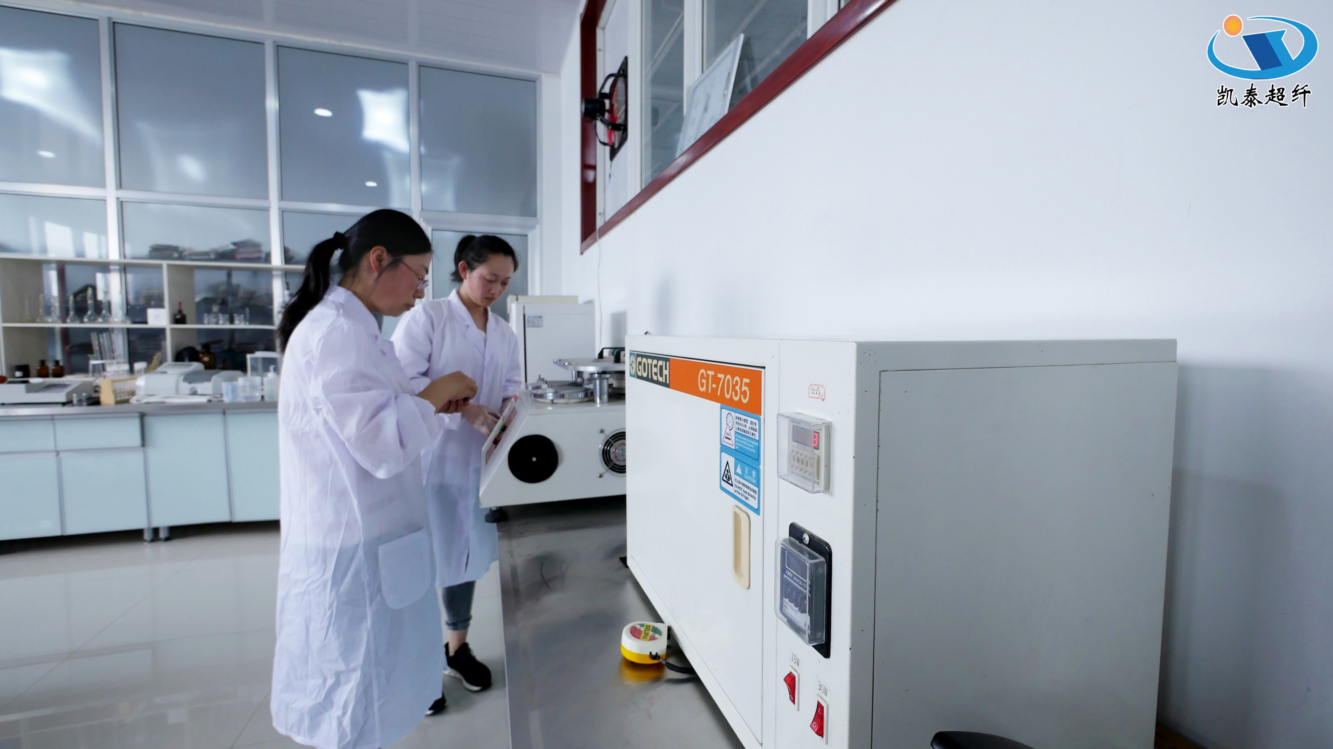 太空“出差”三人组统一穿着，这鞋“氢”上天了