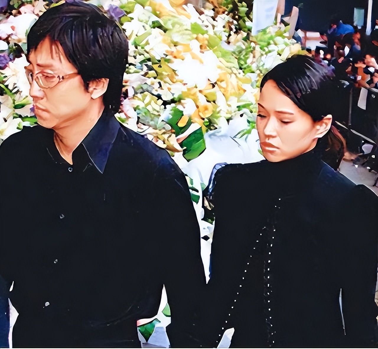 才女伊能静，童年坎坷：被父抛弃、“狗链”栓脖又被逼吃“狗粮”