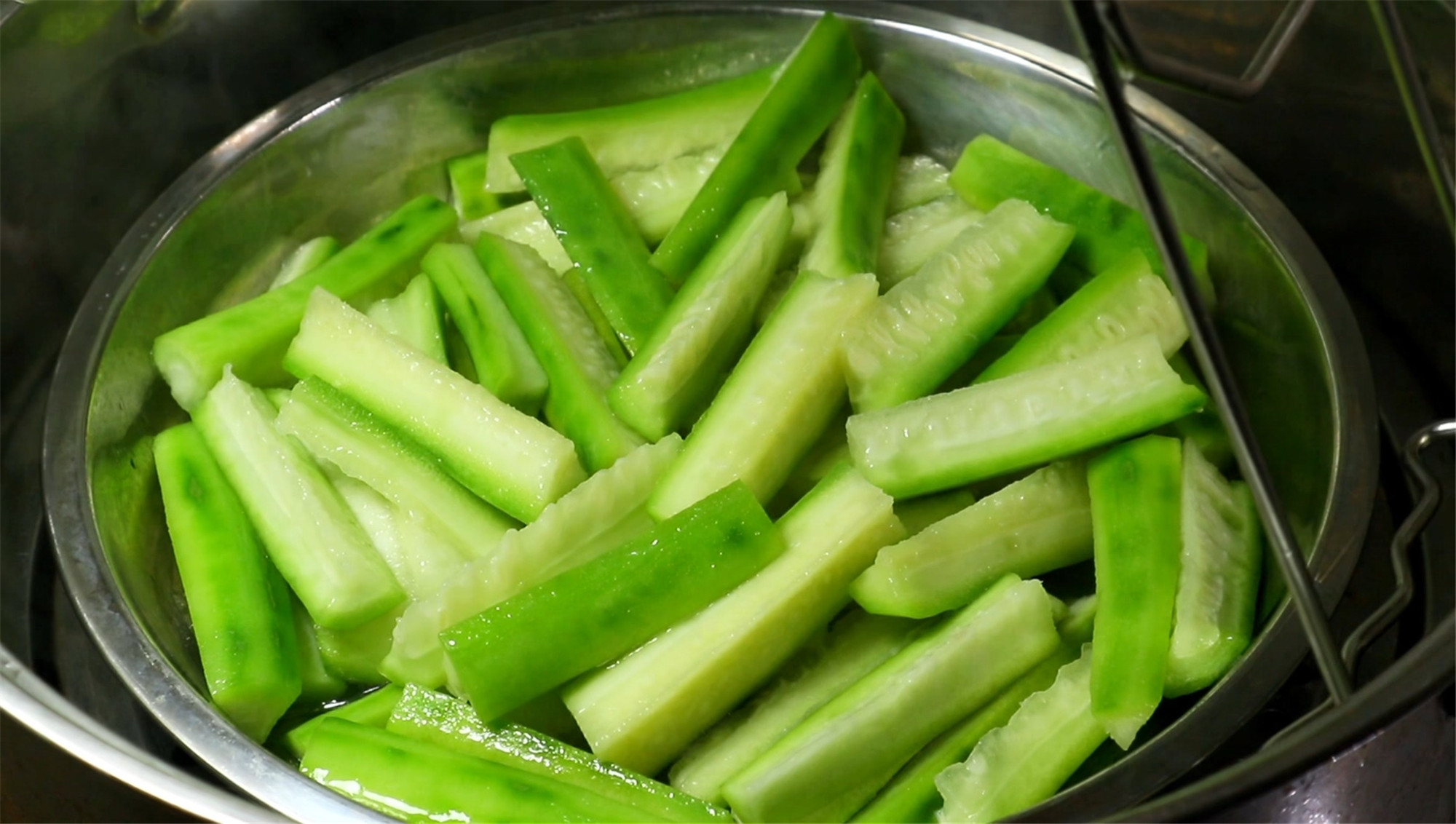 为什么在家烧丝瓜炒蛋丝瓜发黑,丝瓜炒毛豆怎样才能丝瓜不发黑