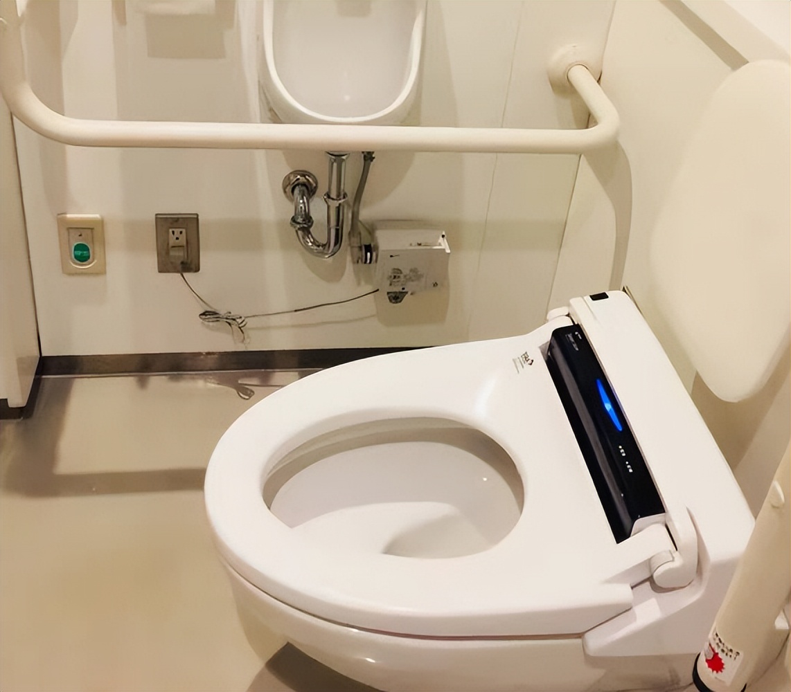 女子体内有蜱虫被医生拿镊子拔出,女子身上长虫医生拿镊子治疗