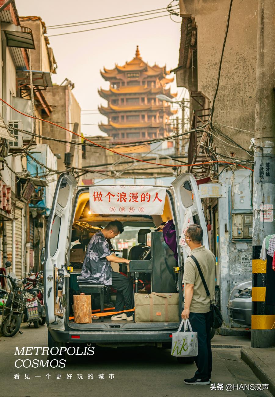 开着面包拖着钢琴，他弹遍武汉大街小巷