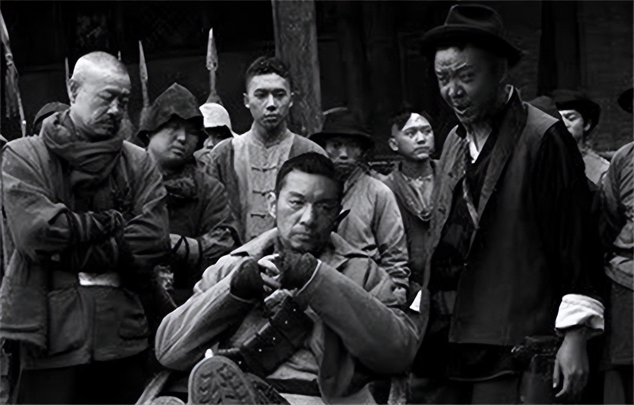 民国第一悍匪，抢72个女人做压寨夫人，死时外衣都没来得及穿