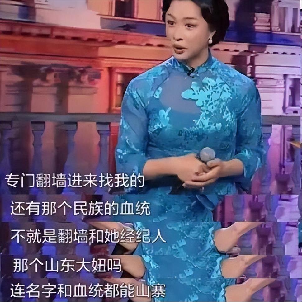 萨顶顶假唱话筒拿反是故意的吗,萨顶顶假唱话筒拿反是哪年