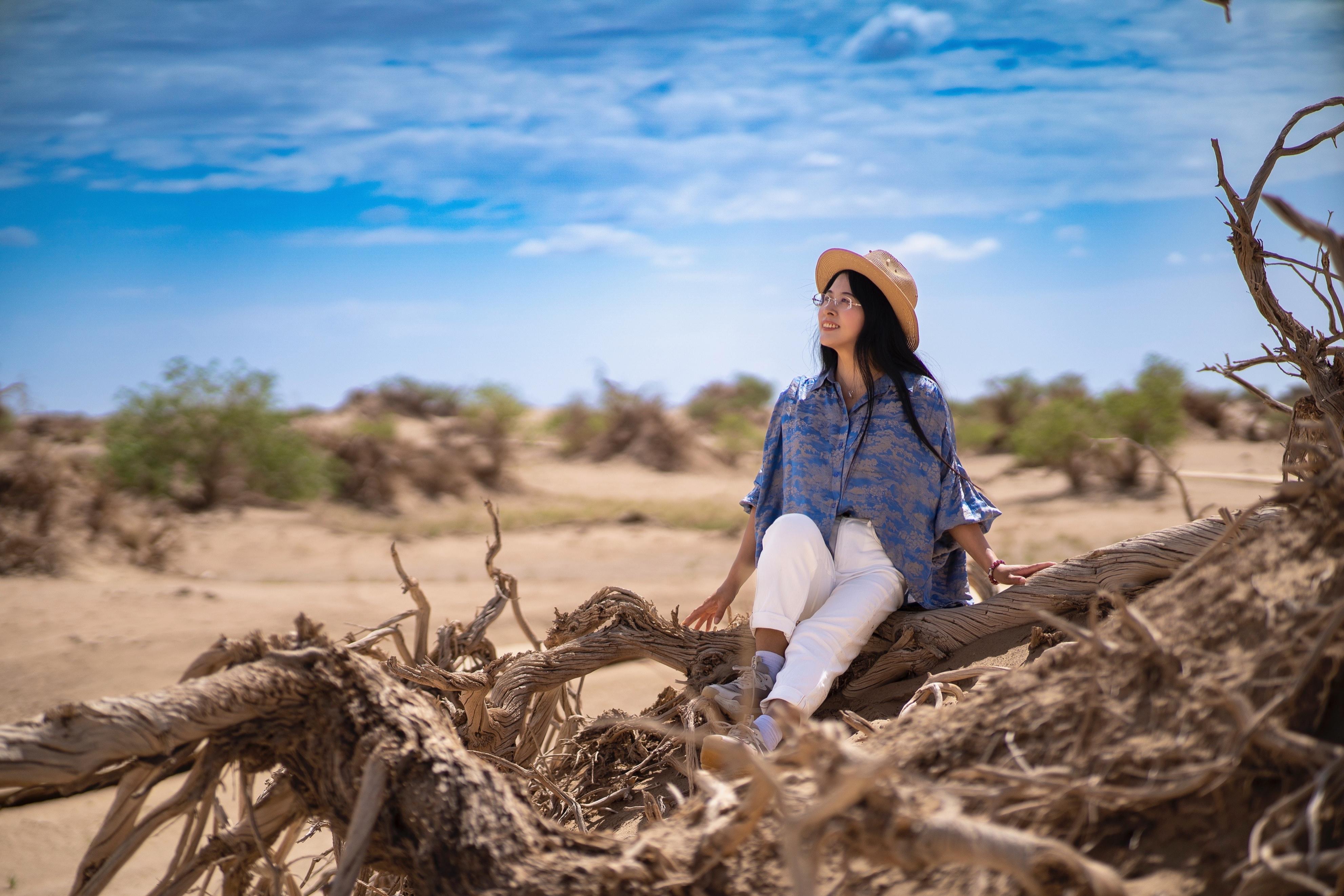 实拍格尔木胡杨林，海拔2800米，连绵1700亩，苍凉辽阔，拍照超酷