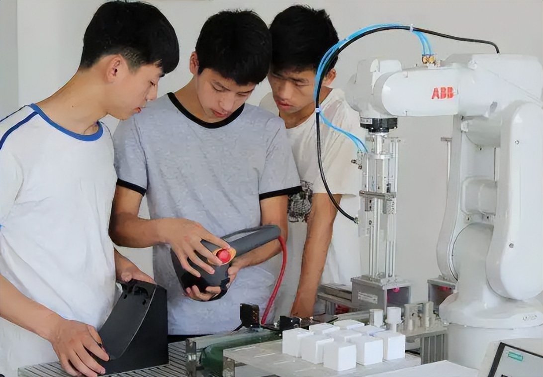 未来十年就业前景好待遇好的专业,工资高好就业的专业排名