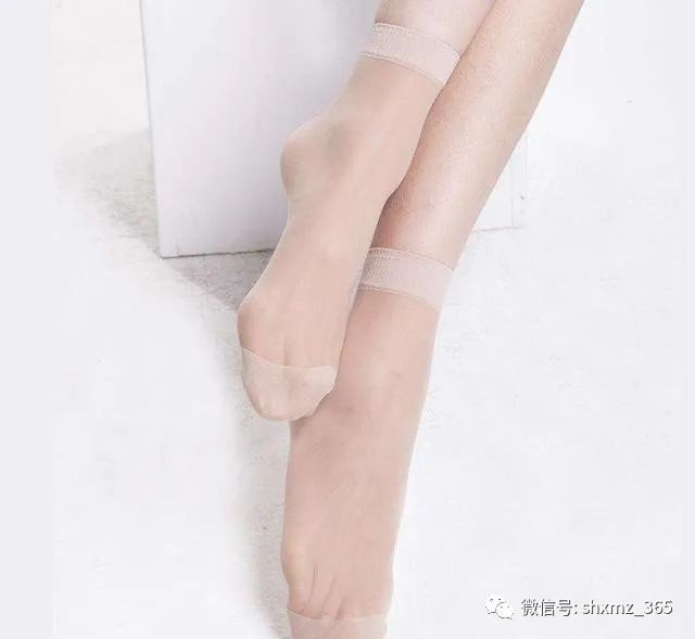 连体袜是踩脚的好还是连脚的好,小孩穿连体袜还是踩脚袜好呢