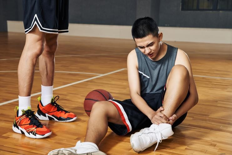 崴脚后热敷完贴膏药好吗,崴脚后冷敷后硬了