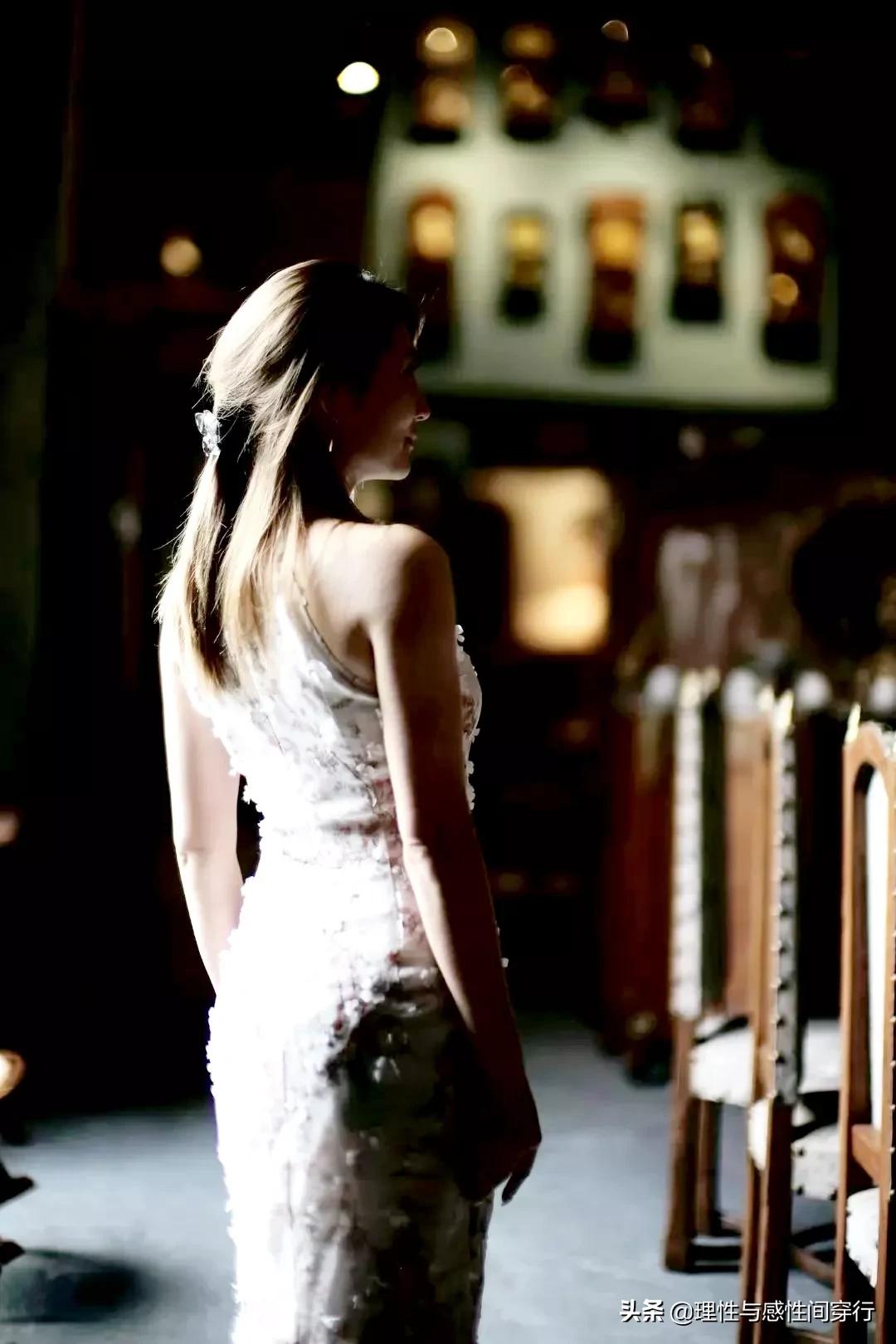 隔海相望，我在这头，静守似水流年，你在那头，淡看烟火人间