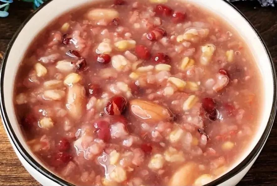 每天给孩子熬的杂粮粥,儿童七日杂粮粥营养搭配不重样