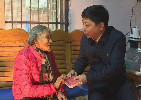 24岁姑娘与85岁老人拍婚纱照,24岁小伙和84岁老奶奶拍婚纱照