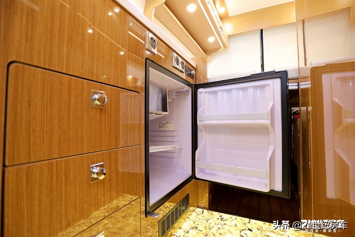 福特商务旅游一体的豪华房车,福特黑骑士商旅两用房车