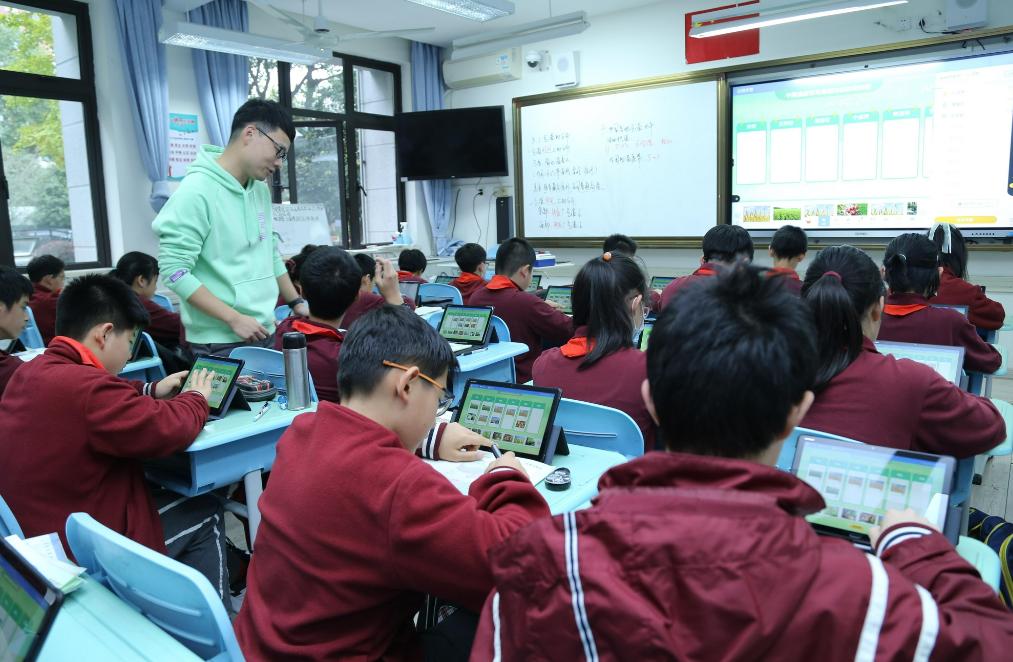 想进好班先买平板？四川一中学违规收费2400余万元，处理结果解气