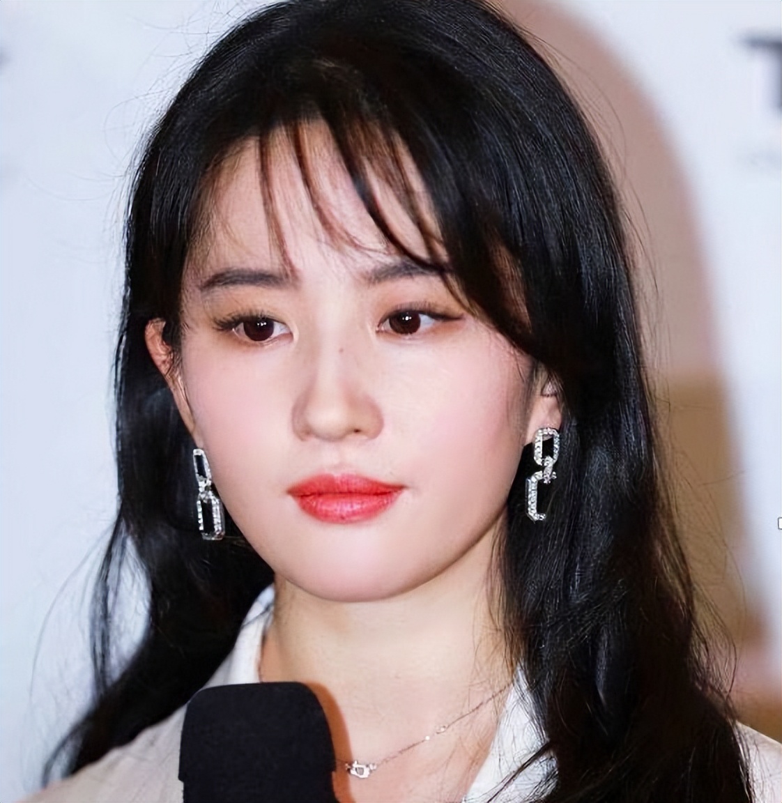 留刘海反而好看是什么原因,为什么有人留刘海更好看