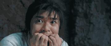 牛角胸罩，诱惑式舔刀尖，这些颠覆三观的镜头，看完让人一言难尽