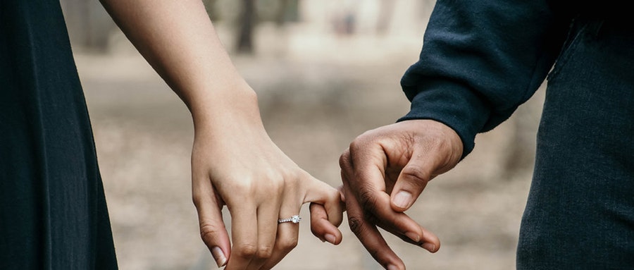 18岁女模特为满足男友跑车心愿，诈骗320万元，其中包括世界冠军