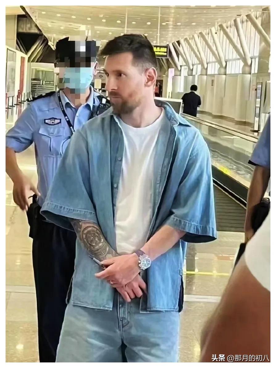 一块白布挡不住梅西，却膈应了中国足球