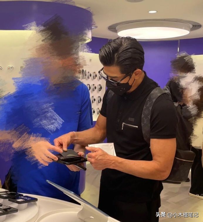 郭富城方媛带女儿买东西,郭富城天王嫂方媛休闲装束