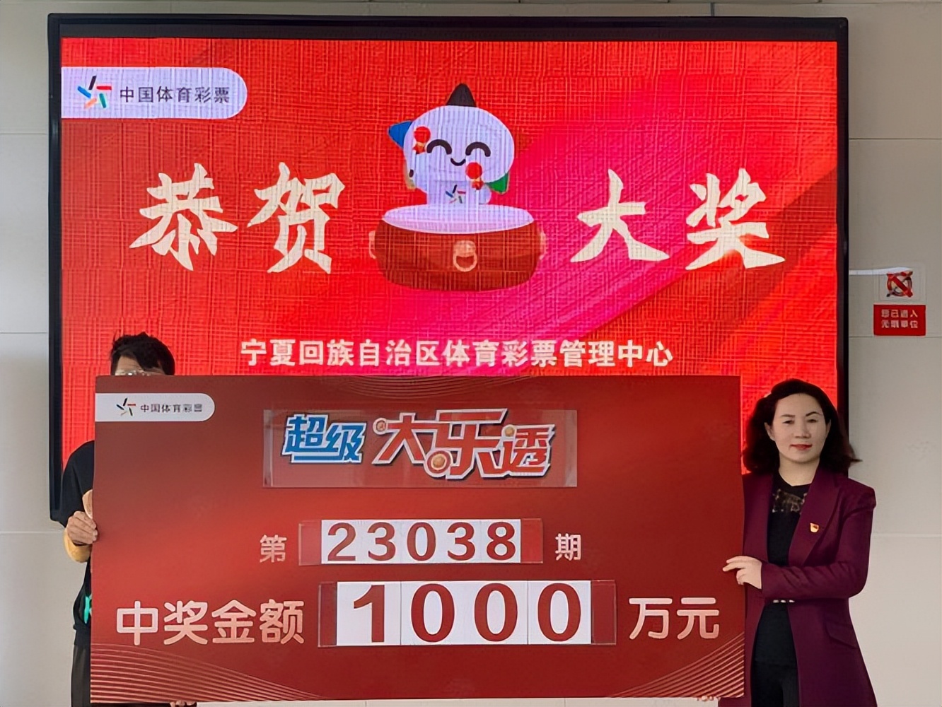 年轻人涌向彩票站,不求暴富只图开心？中了100万照样加班到11点