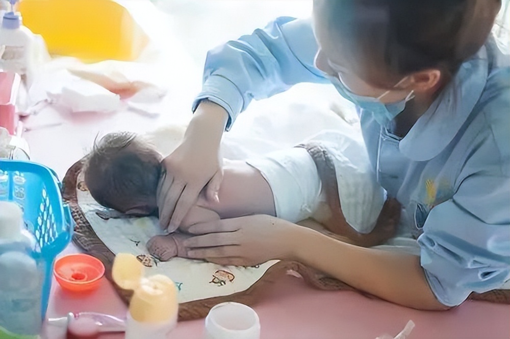 为什么宝宝尿不湿会有粉红色液体,为什么尿不湿没有粘的