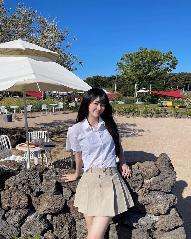 短款卡其色衬衫搭配白色短裙,蓝色衬衫搭卡其色短裙