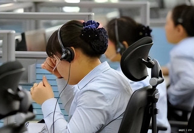 银行职员和普通员工的区别,银行工作人员和公务员一样吗