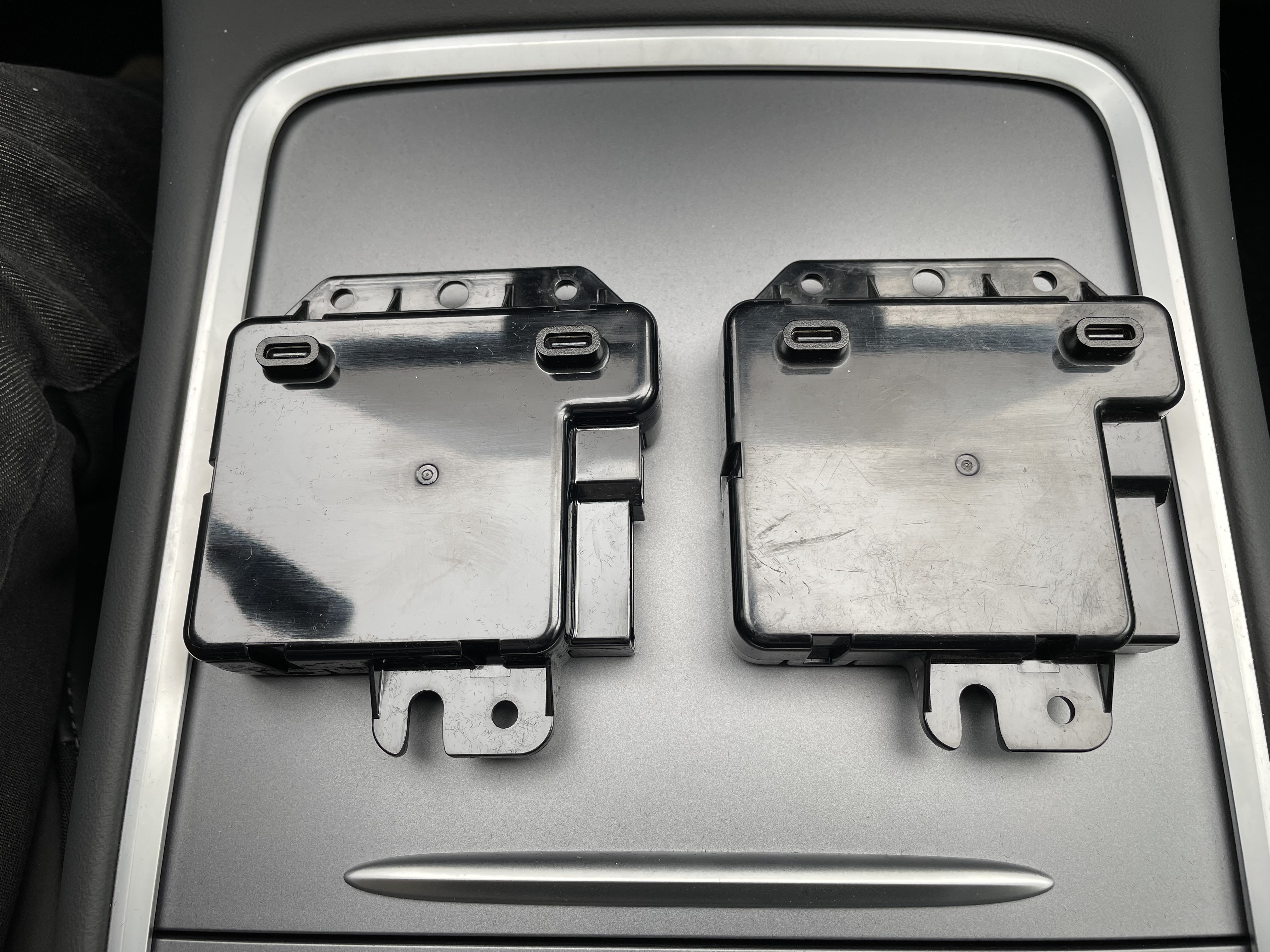 花费299元，找回Model3/Y丢失的扶手箱USB接口数据功能