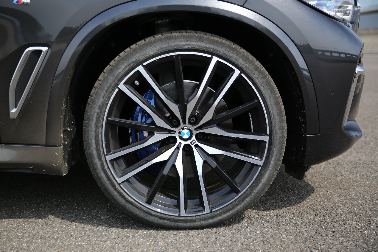 宝马x5新款尊享版2022款夜间试驾,试驾宝马x5新车型