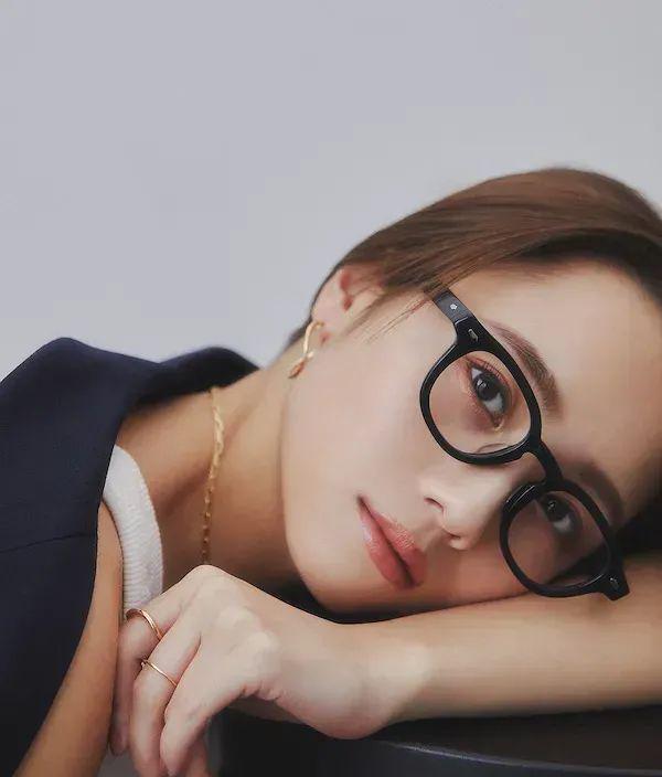 方形眼镜适合哪些穿搭,眼镜时尚搭配