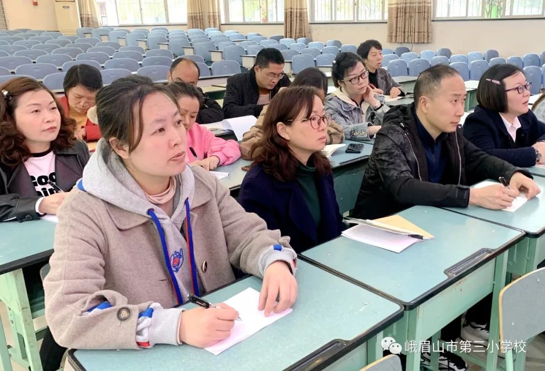 聚“微”思变以“研”增效——峨眉三小微型课题研究专题培训