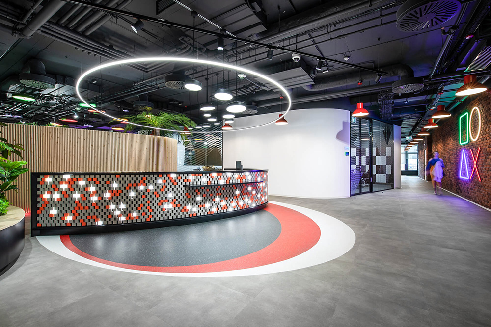 红蓝渐变手机游戏开发公司基辅办公设计欣赏