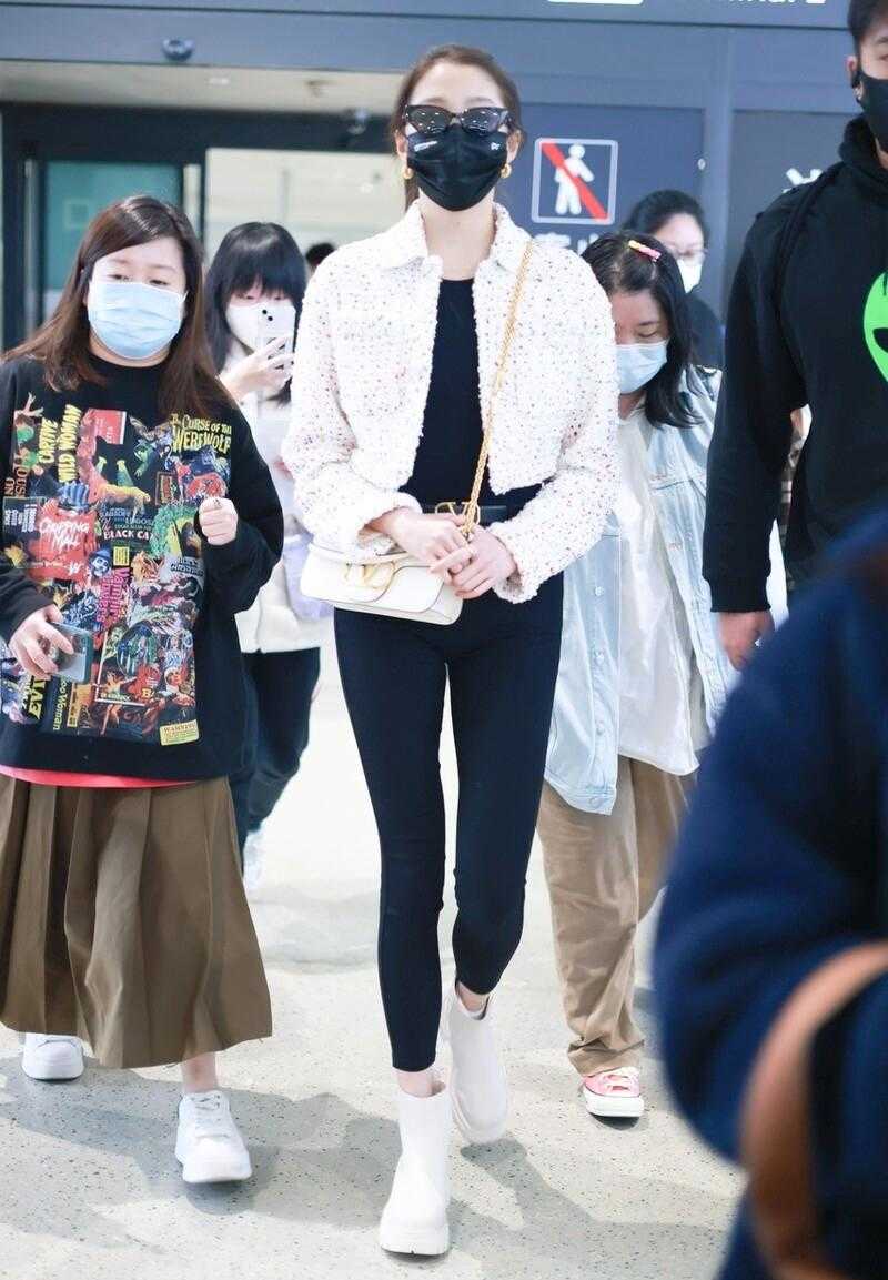 关晓彤穿短裤配小白鞋,关晓彤穿修身裤