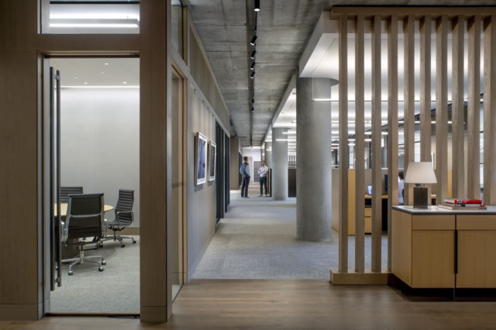 简约风格办公走廊空间灯光描述,大面积办公室装潢施工现代风